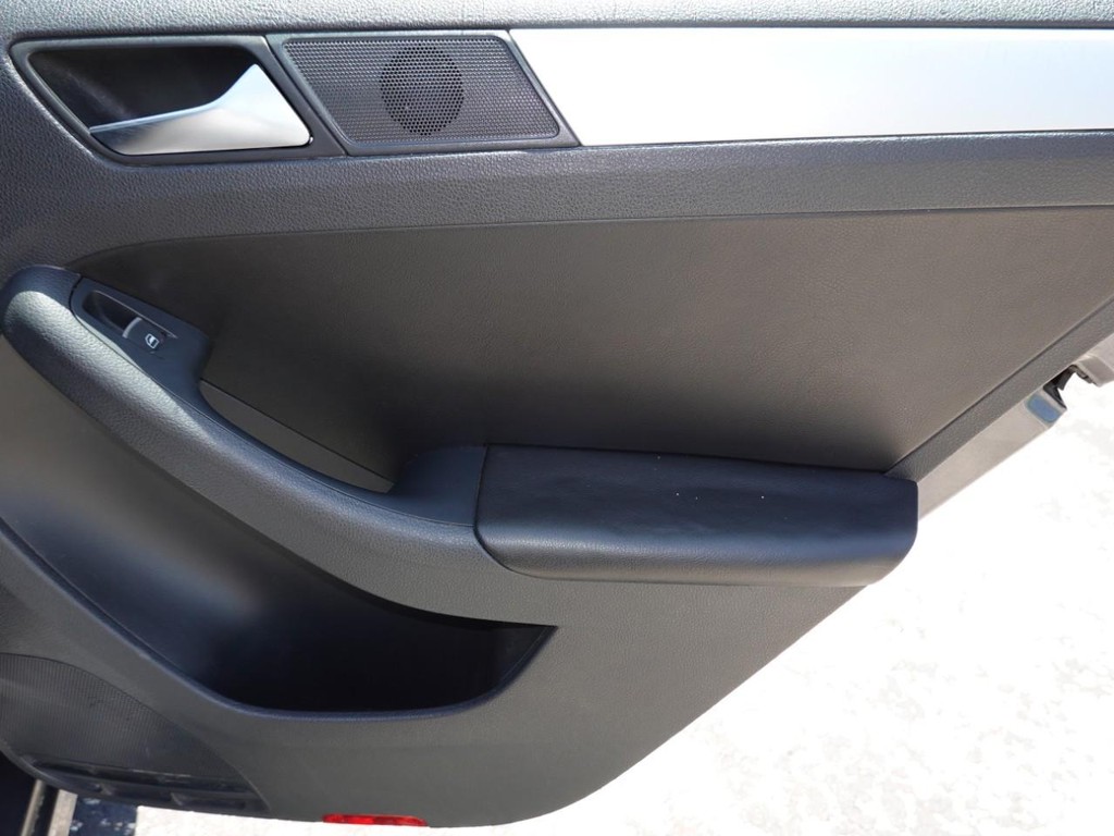 Volkswagen Jetta Sedan Vehicle Full-screen Gallery Image 24