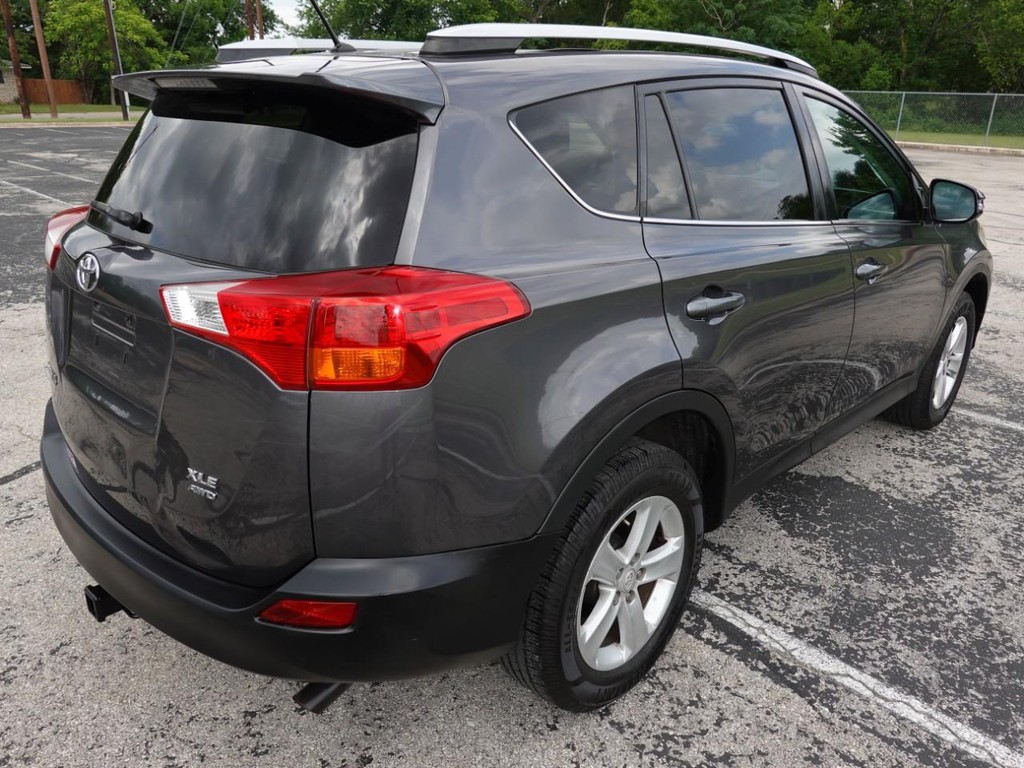 Toyota RAV4 Vehicle Full-screen Gallery Image 07
