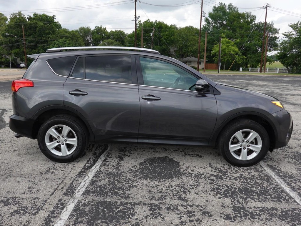 Toyota RAV4 Vehicle Full-screen Gallery Image 08