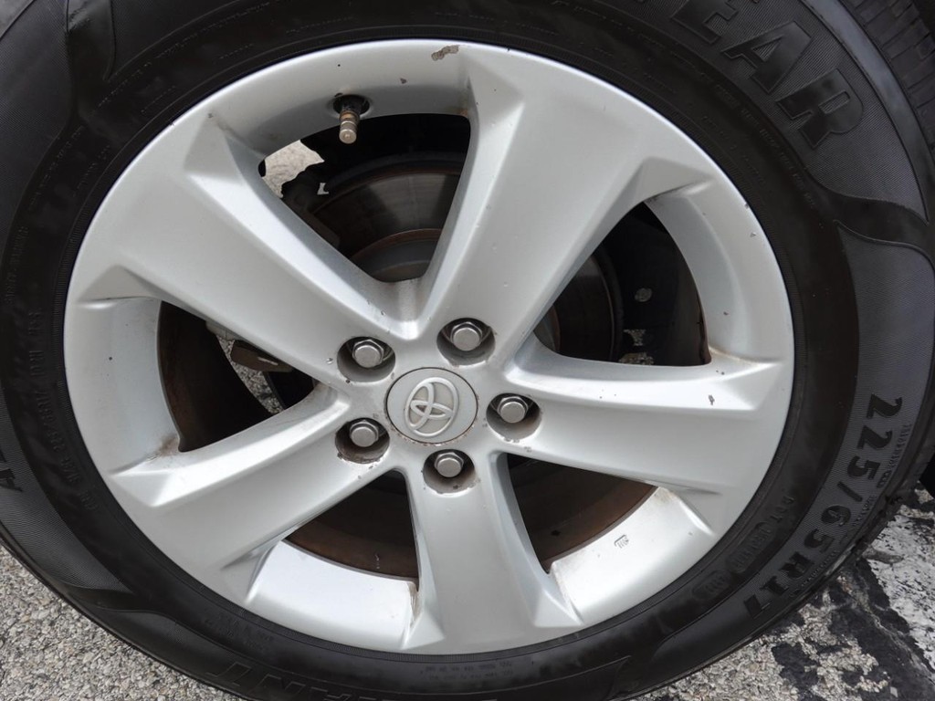 Toyota RAV4 Vehicle Full-screen Gallery Image 09