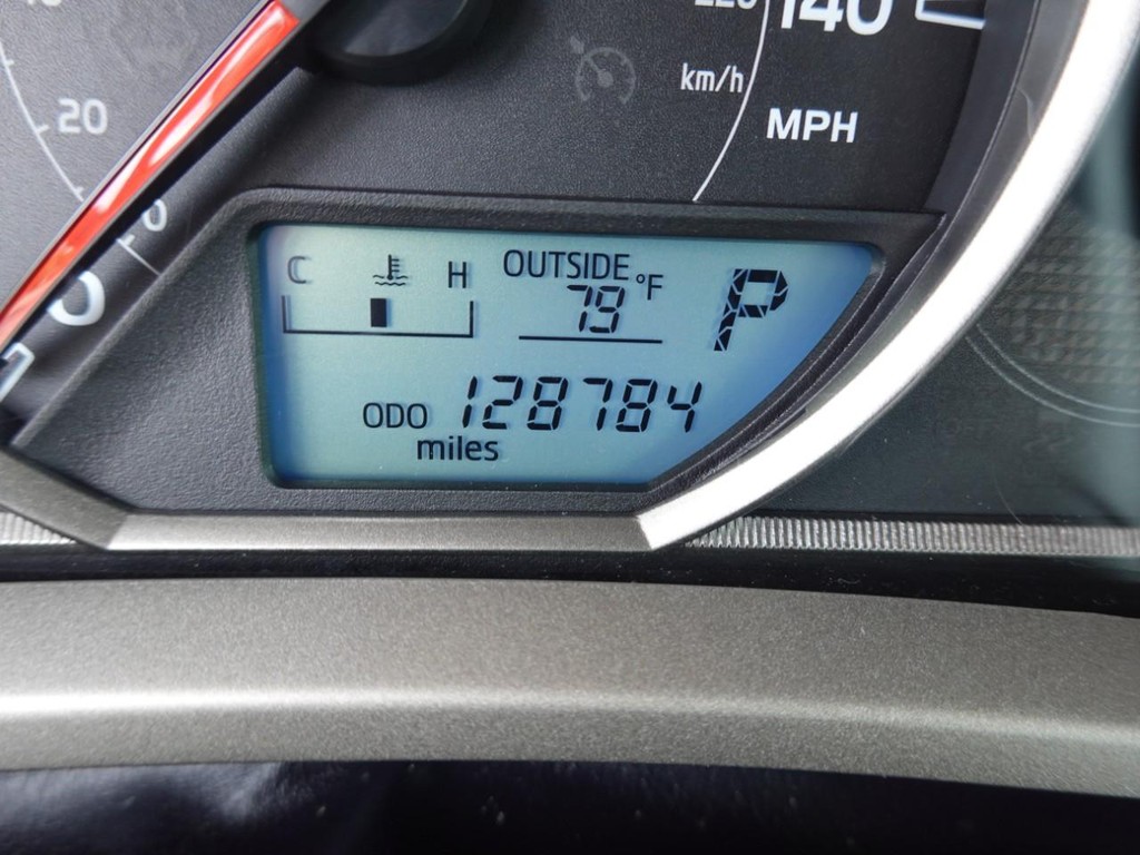 Toyota RAV4 Vehicle Full-screen Gallery Image 12