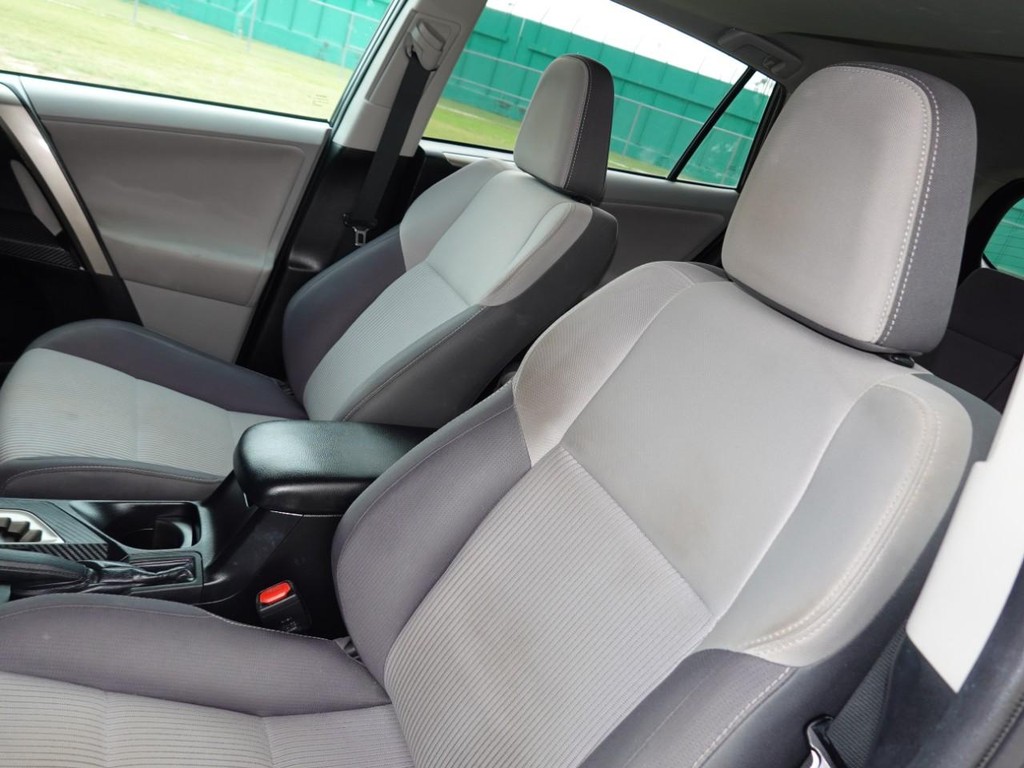 Toyota RAV4 Vehicle Full-screen Gallery Image 16