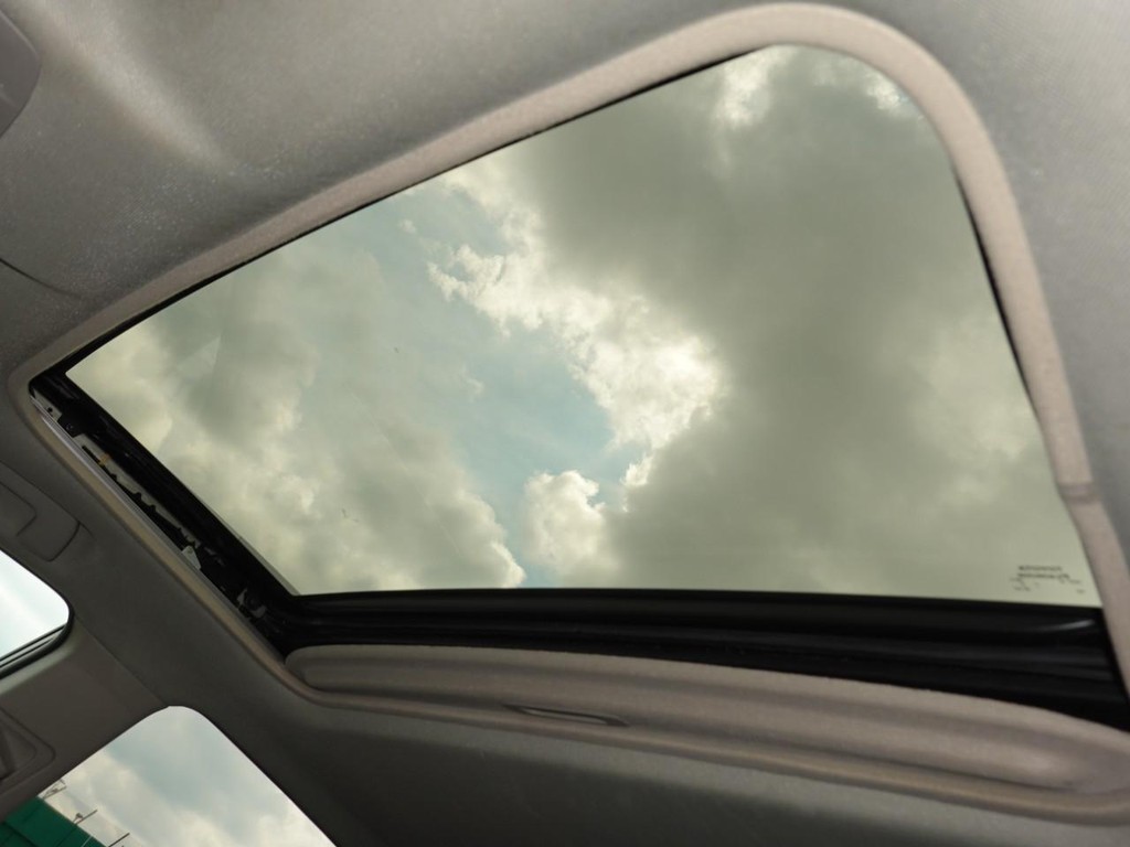 Toyota RAV4 Vehicle Full-screen Gallery Image 17