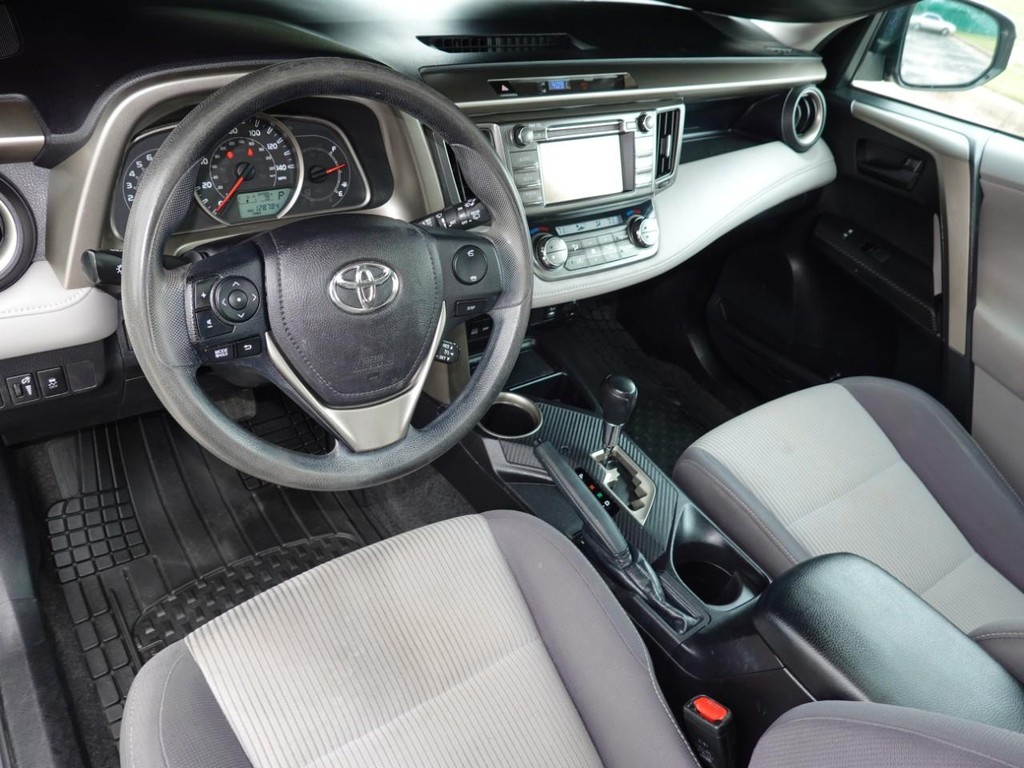 Toyota RAV4 Vehicle Full-screen Gallery Image 18