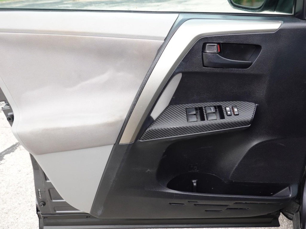 Toyota RAV4 Vehicle Full-screen Gallery Image 19