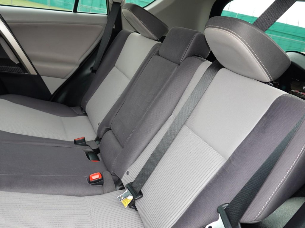 Toyota RAV4 Vehicle Full-screen Gallery Image 20