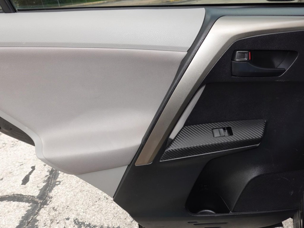 Toyota RAV4 Vehicle Full-screen Gallery Image 21