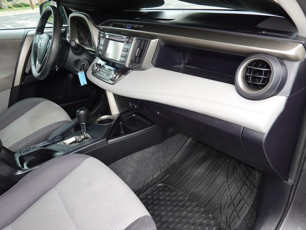 Toyota RAV4 Vehicle Full-screen Gallery Image 22