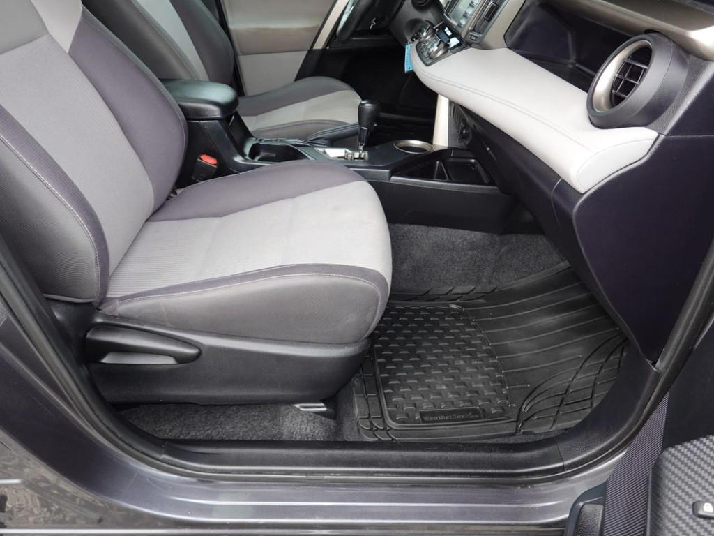 Toyota RAV4 Vehicle Full-screen Gallery Image 23