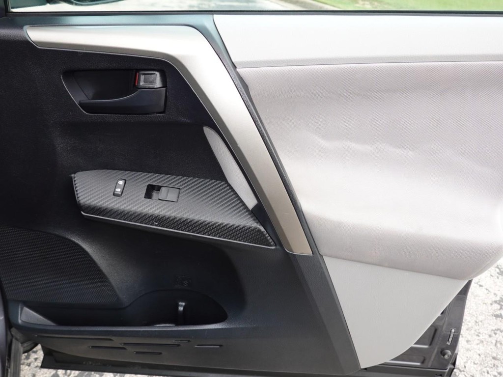 Toyota RAV4 Vehicle Full-screen Gallery Image 24