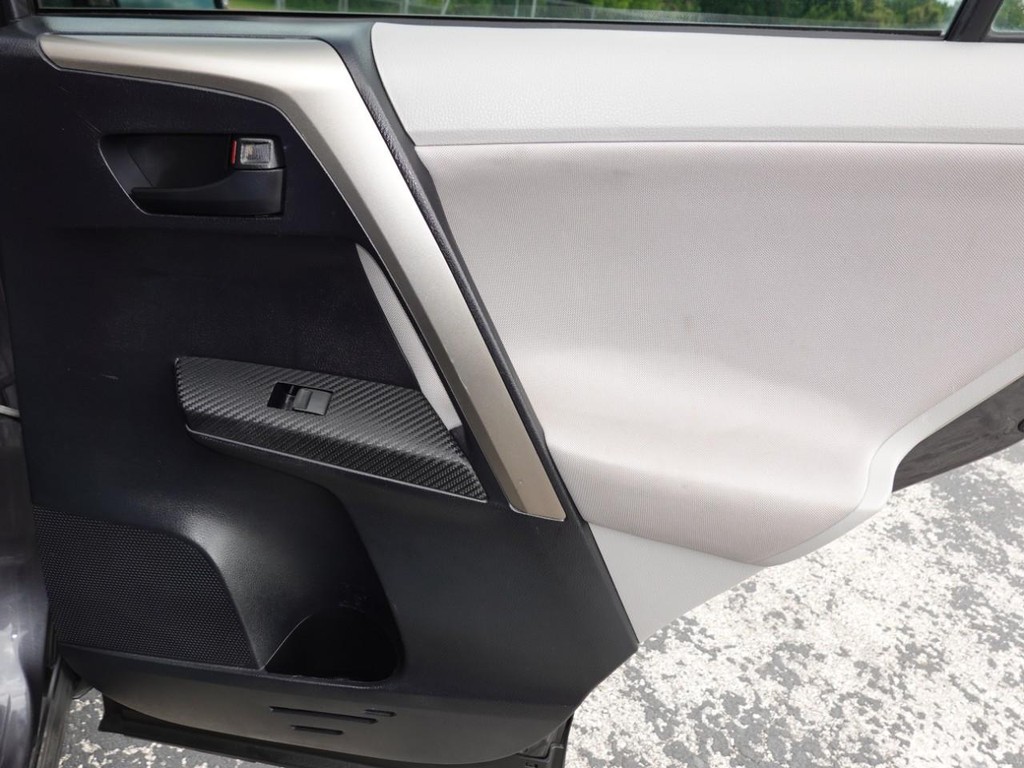 Toyota RAV4 Vehicle Full-screen Gallery Image 26