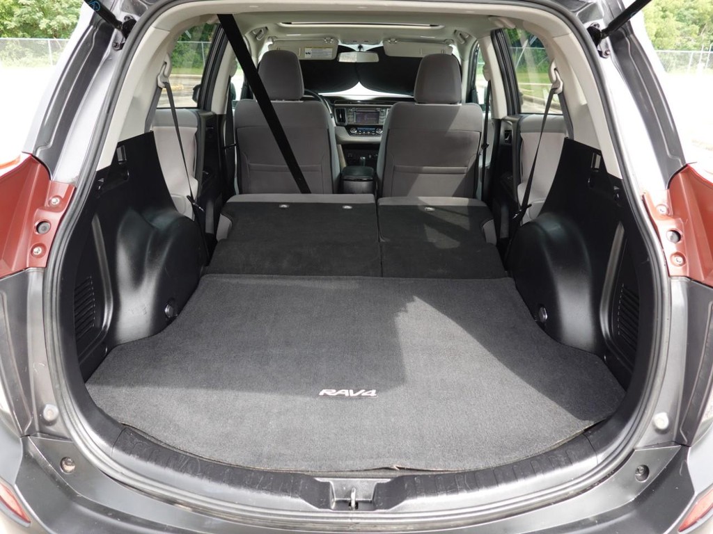 Toyota RAV4 Vehicle Full-screen Gallery Image 28