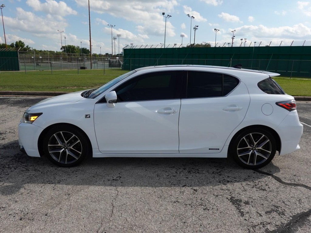 Lexus CT 200h Vehicle Full-screen Gallery Image 04