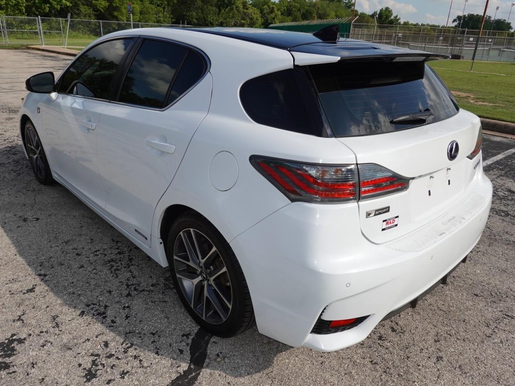Lexus CT 200h Vehicle Full-screen Gallery Image 05