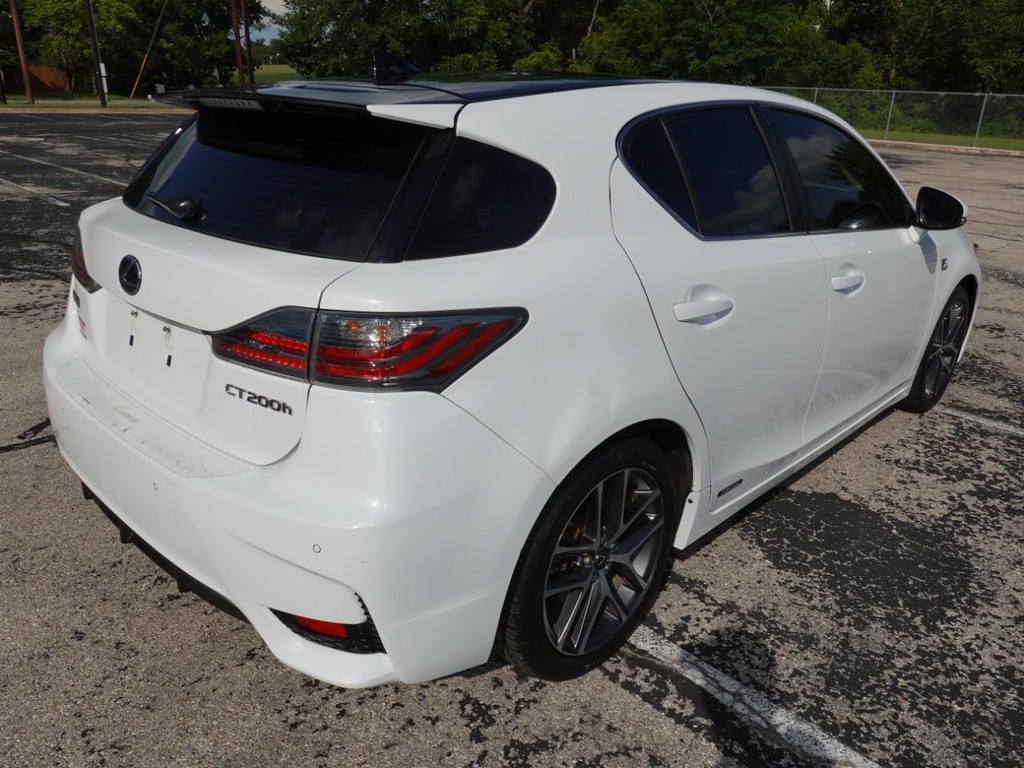 Lexus CT 200h Vehicle Full-screen Gallery Image 07