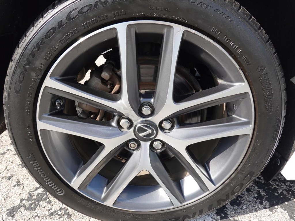Lexus CT 200h Vehicle Full-screen Gallery Image 09