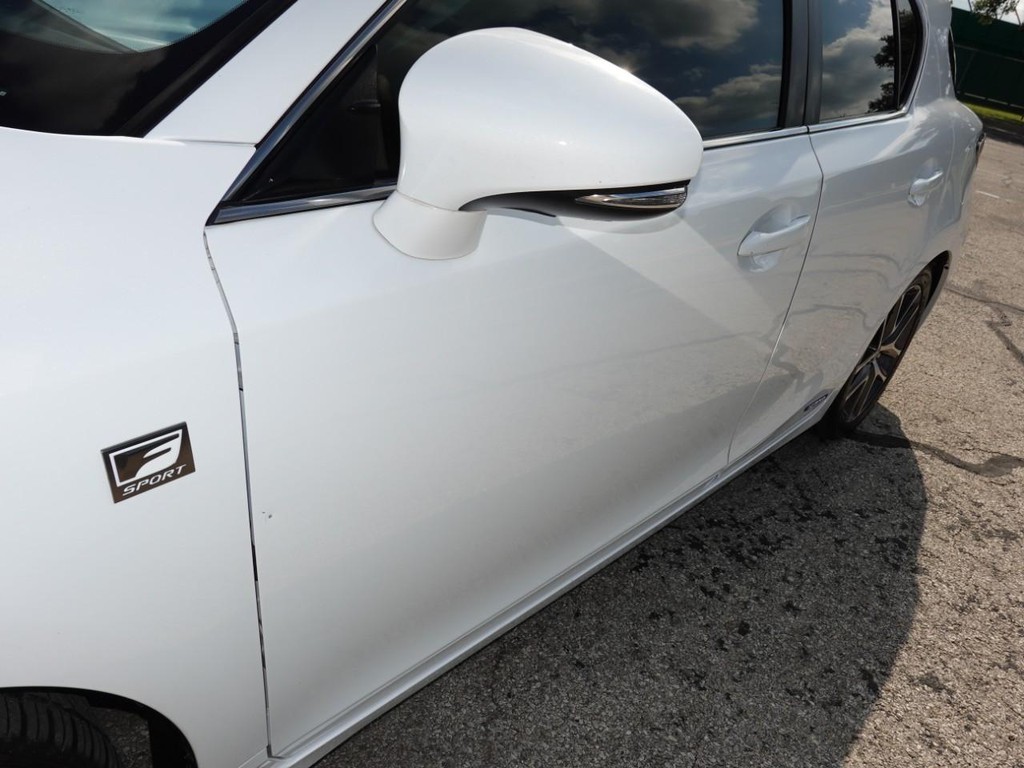 Lexus CT 200h Vehicle Full-screen Gallery Image 10