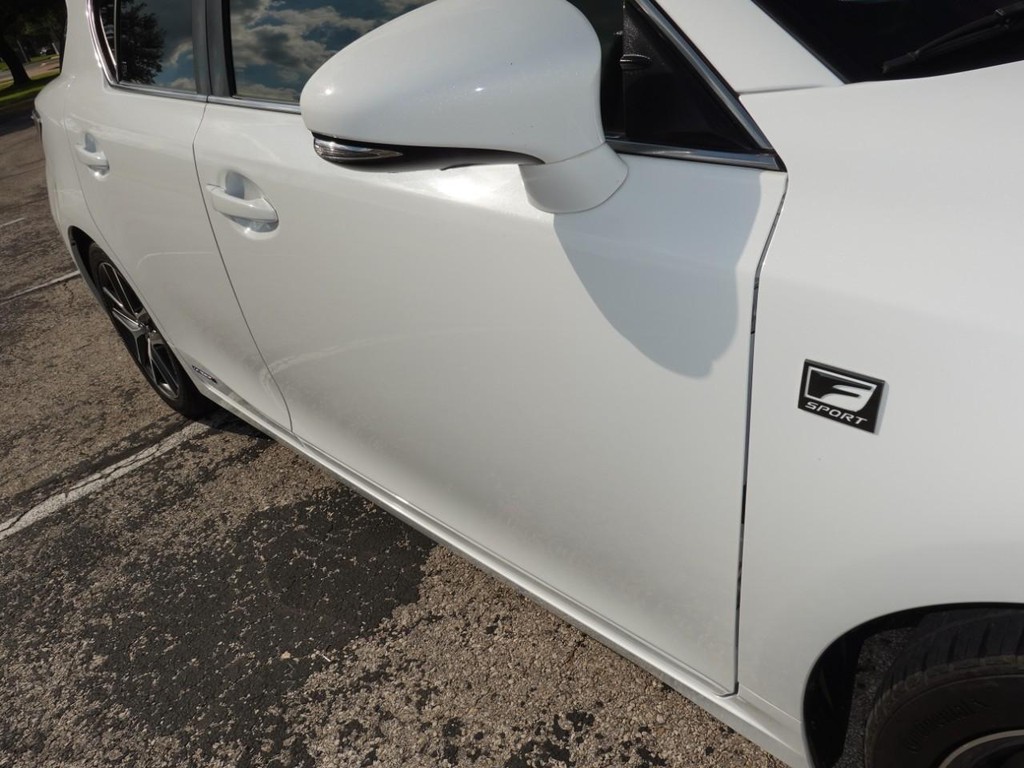 Lexus CT 200h Vehicle Full-screen Gallery Image 11
