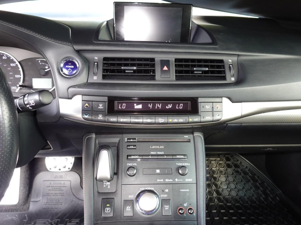 Lexus CT 200h Vehicle Full-screen Gallery Image 14