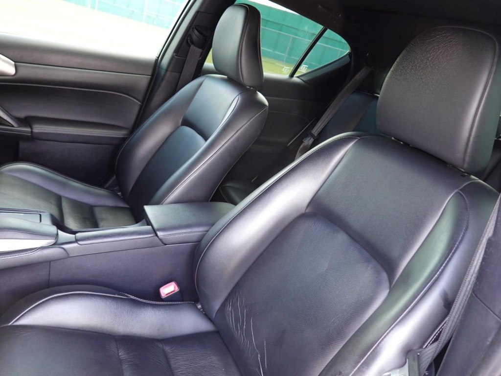Lexus CT 200h Vehicle Full-screen Gallery Image 16