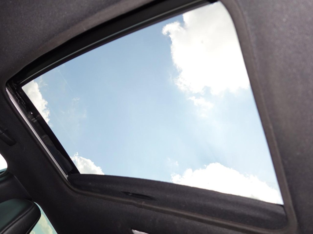 Lexus CT 200h Vehicle Full-screen Gallery Image 17