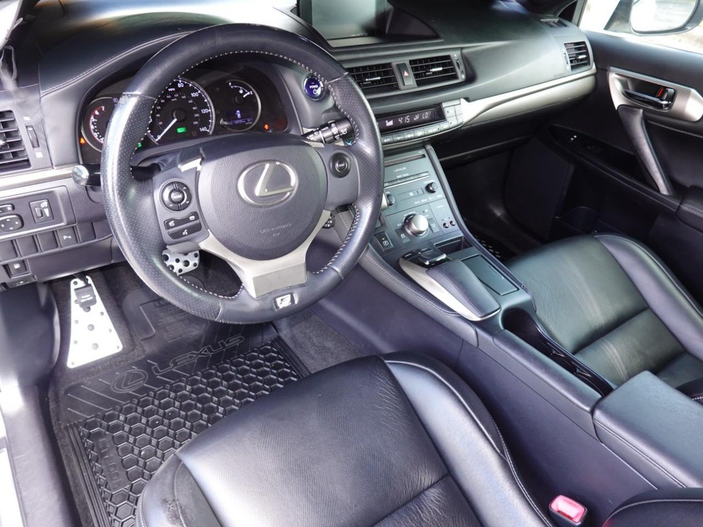Lexus CT 200h Vehicle Full-screen Gallery Image 18