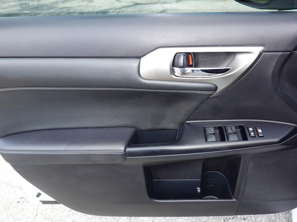 Lexus CT 200h Vehicle Full-screen Gallery Image 19