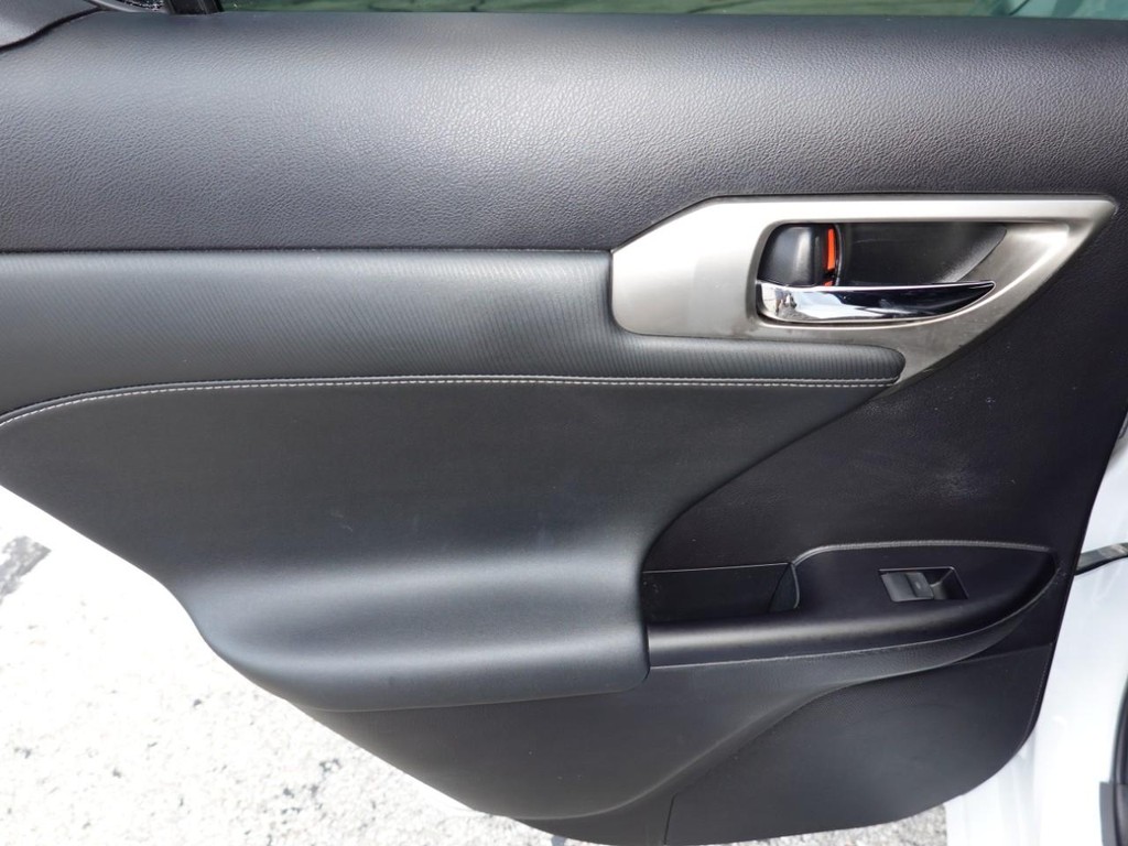 Lexus CT 200h Vehicle Full-screen Gallery Image 21