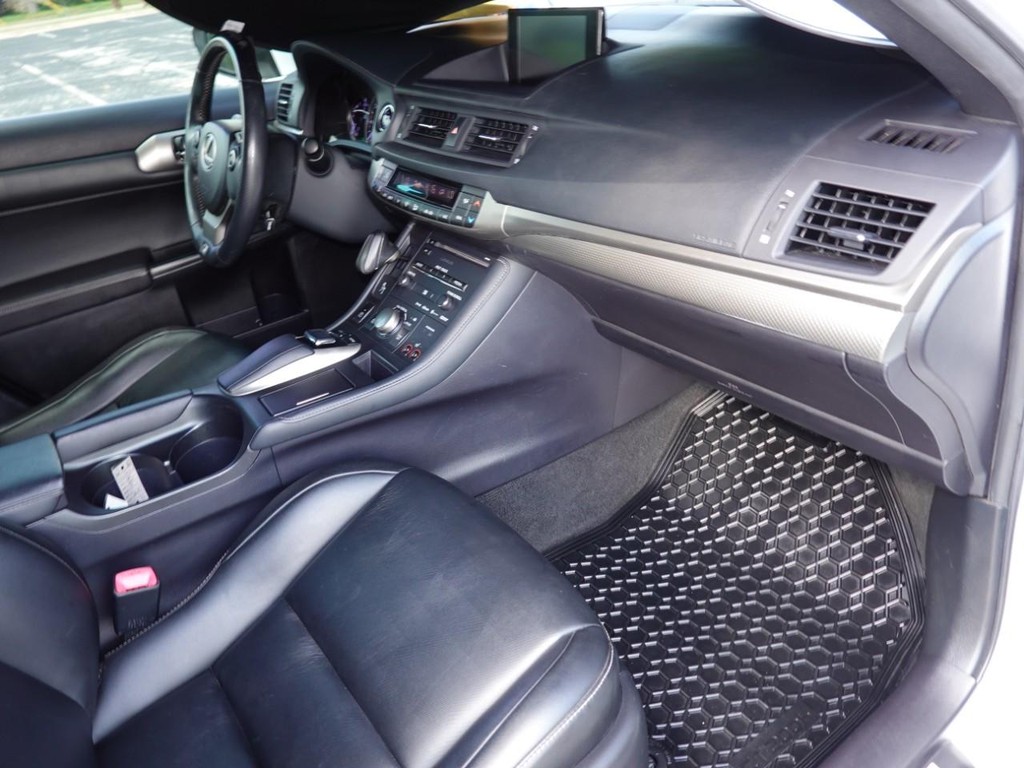 Lexus CT 200h Vehicle Full-screen Gallery Image 22