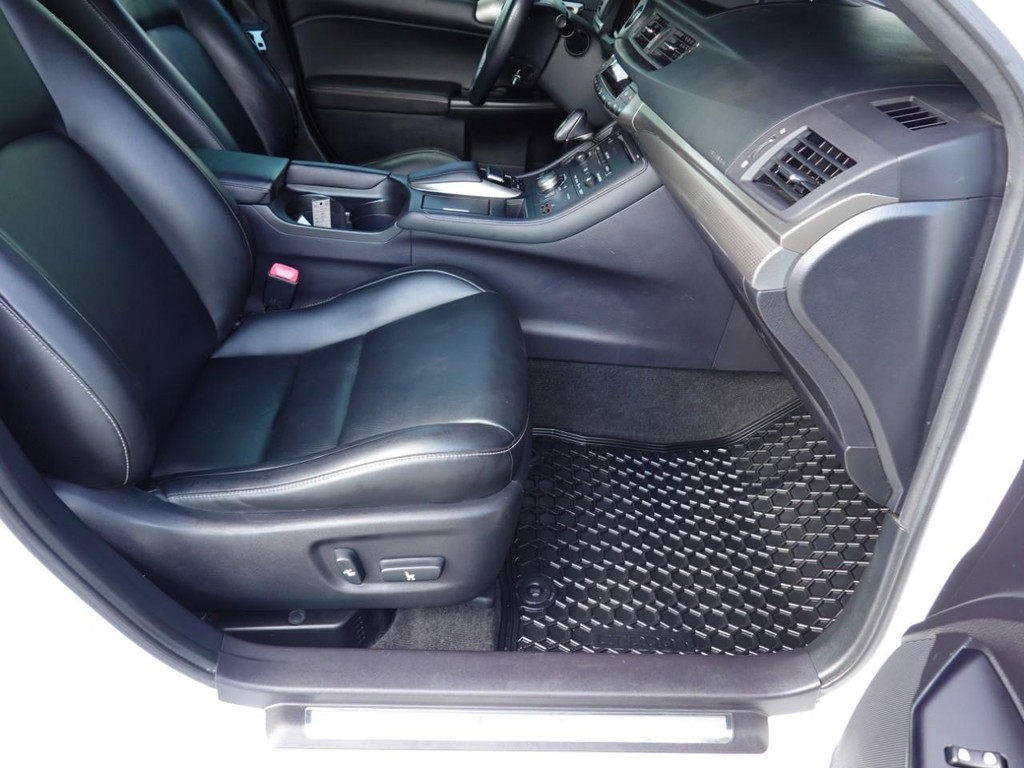 Lexus CT 200h Vehicle Full-screen Gallery Image 23