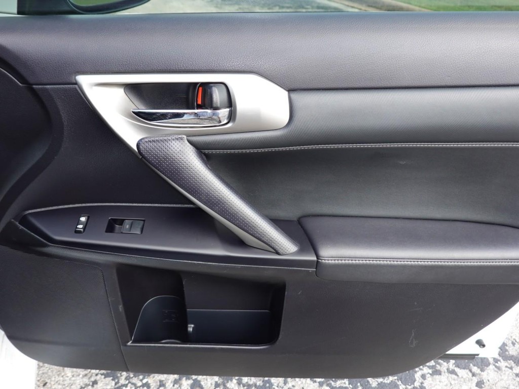 Lexus CT 200h Vehicle Full-screen Gallery Image 24