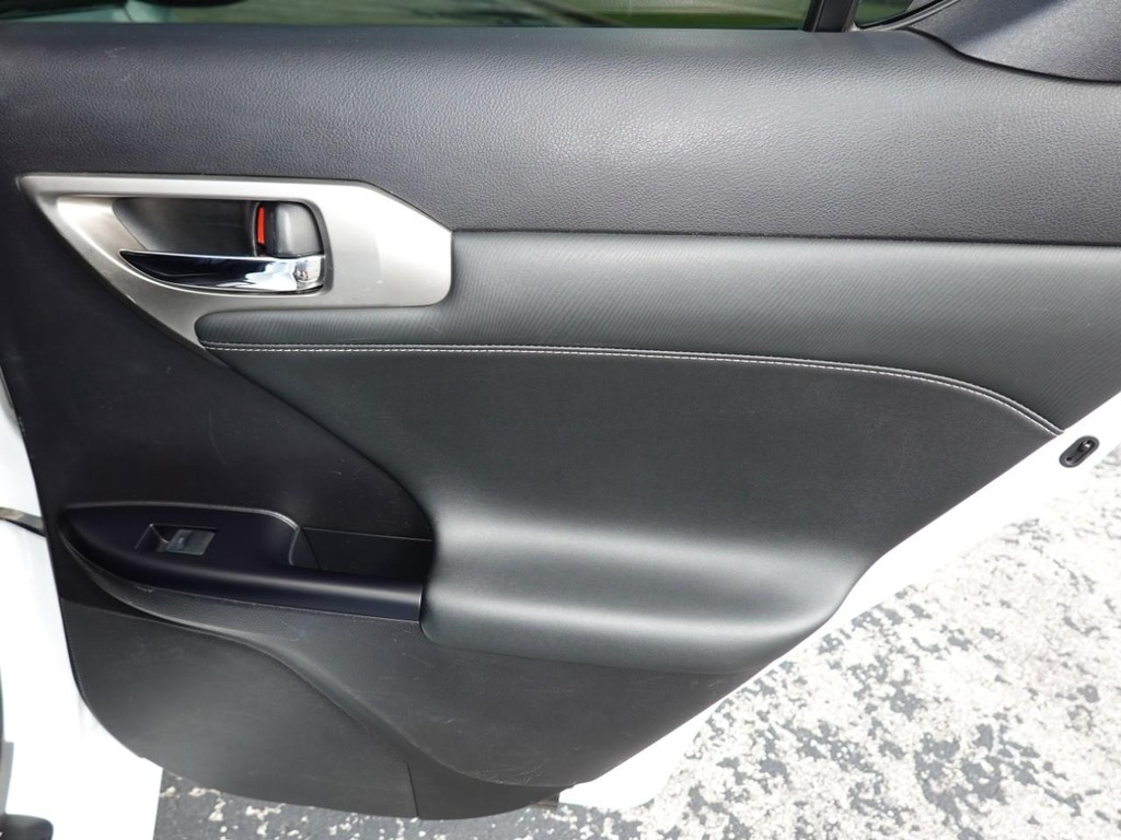 Lexus CT 200h Vehicle Full-screen Gallery Image 26