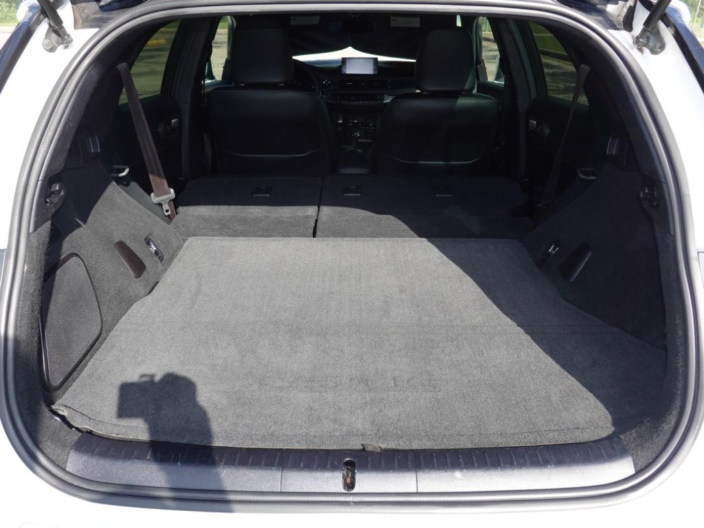 Lexus CT 200h Vehicle Full-screen Gallery Image 28