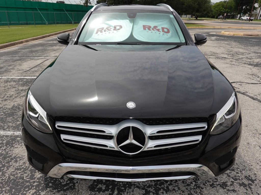 Mercedes-Benz GLC Vehicle Full-screen Gallery Image 02