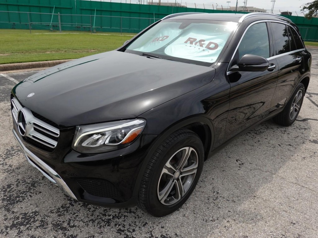 Mercedes-Benz GLC Vehicle Full-screen Gallery Image 03