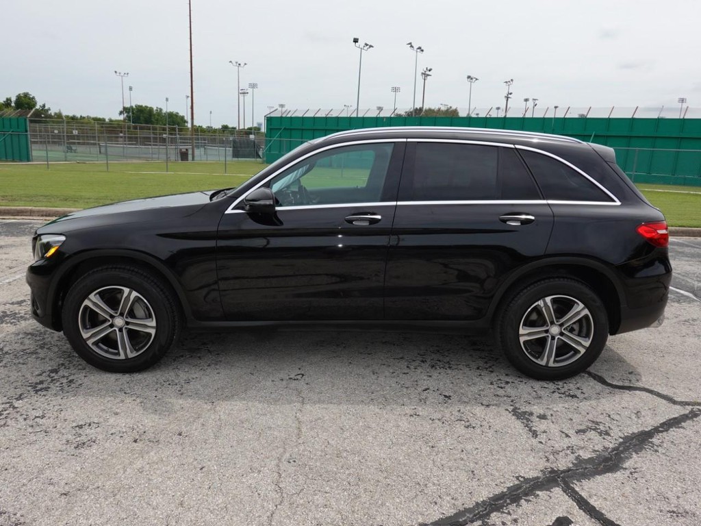 Mercedes-Benz GLC Vehicle Full-screen Gallery Image 04