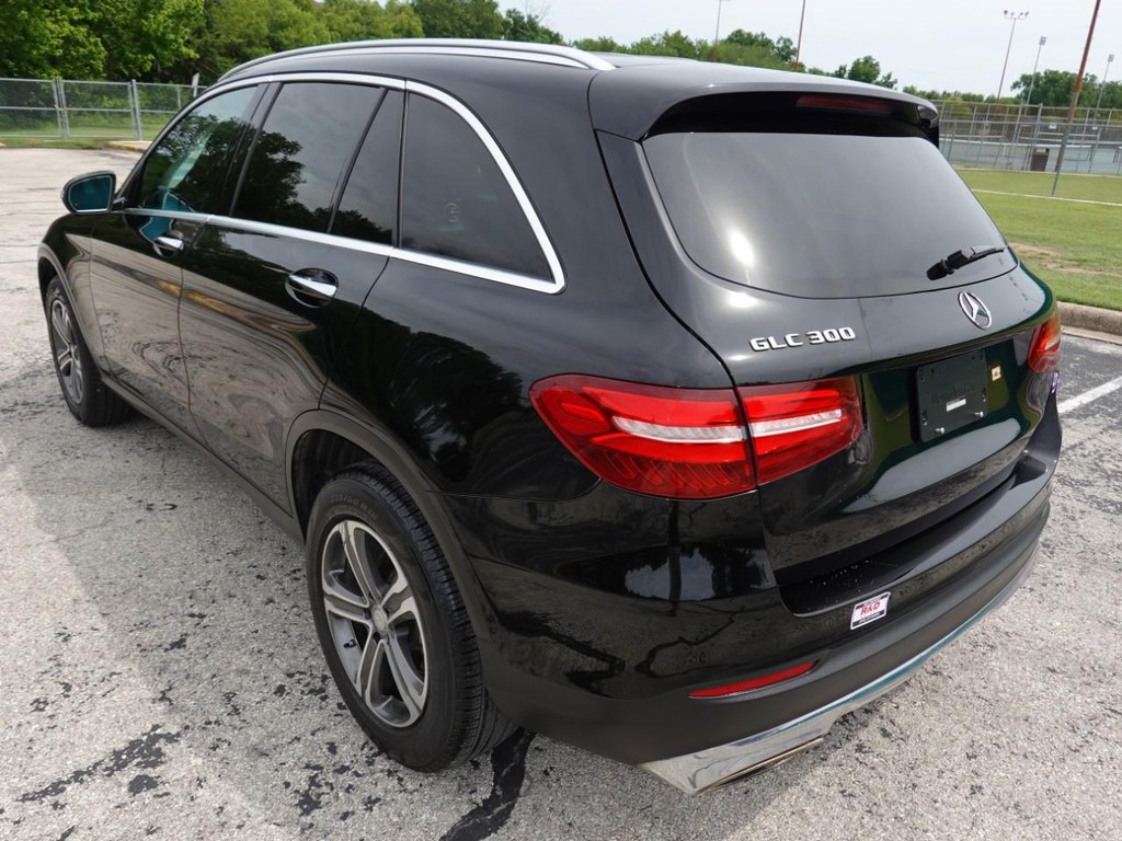 Mercedes-Benz GLC Vehicle Full-screen Gallery Image 05