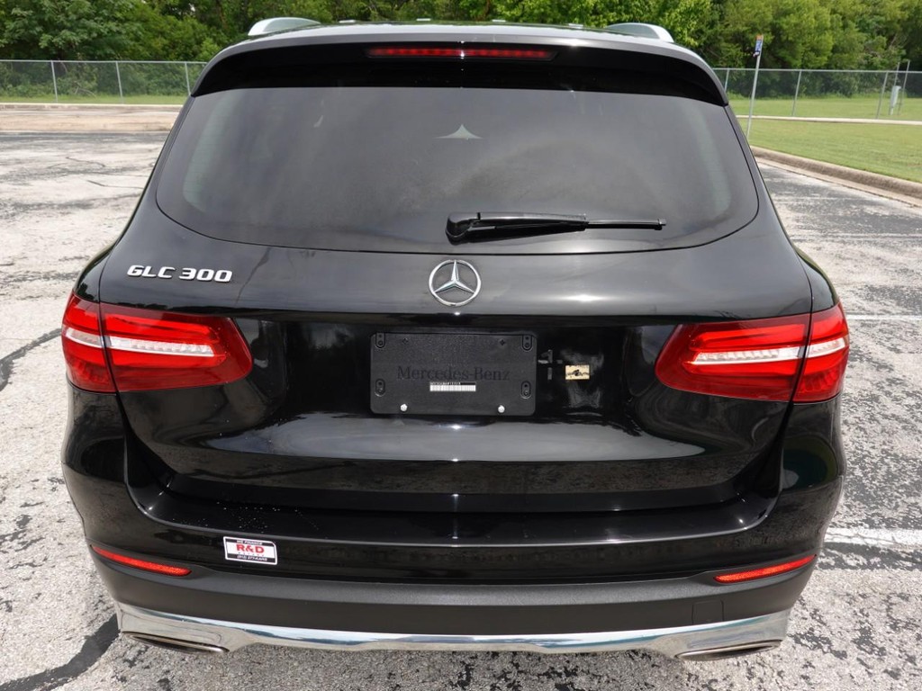 Mercedes-Benz GLC Vehicle Full-screen Gallery Image 06