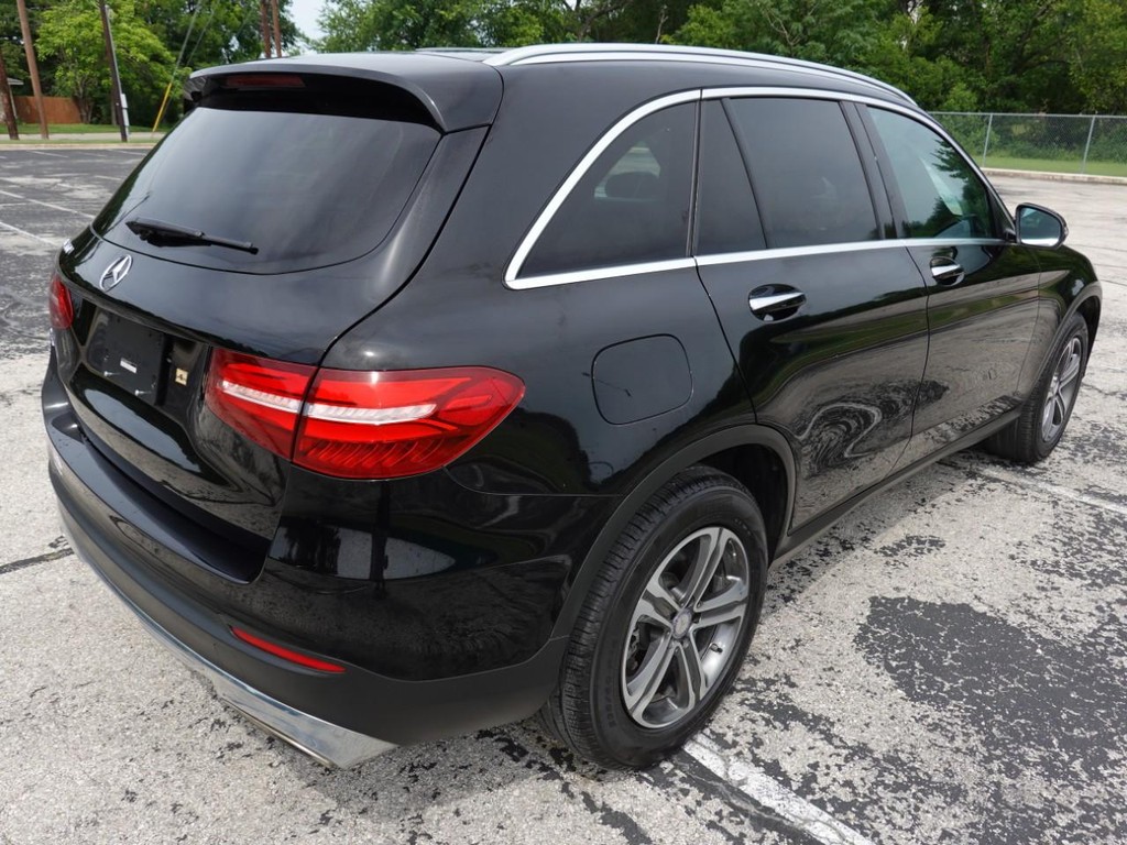Mercedes-Benz GLC Vehicle Full-screen Gallery Image 07