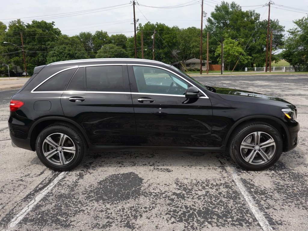 Mercedes-Benz GLC Vehicle Full-screen Gallery Image 08
