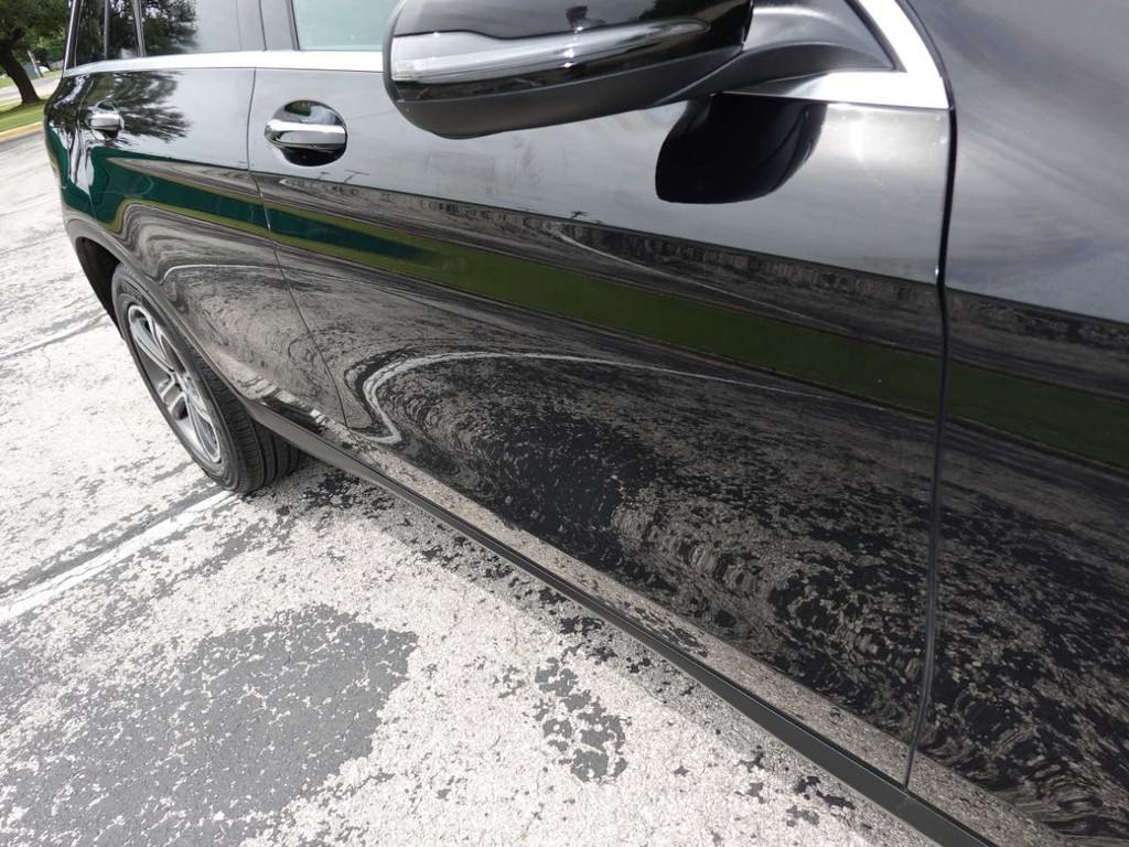 Mercedes-Benz GLC Vehicle Full-screen Gallery Image 11