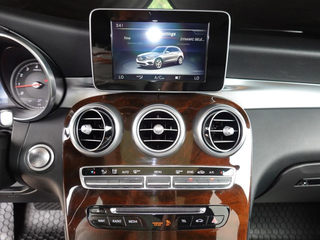 Mercedes-Benz GLC Vehicle Full-screen Gallery Image 14
