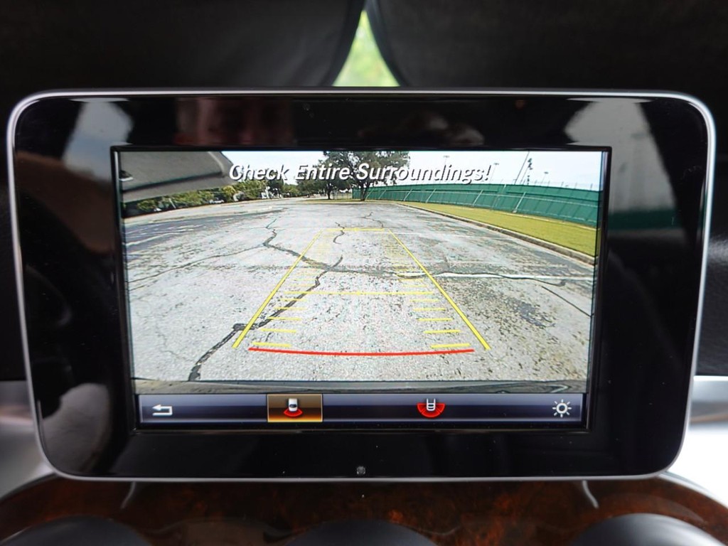Mercedes-Benz GLC Vehicle Full-screen Gallery Image 15