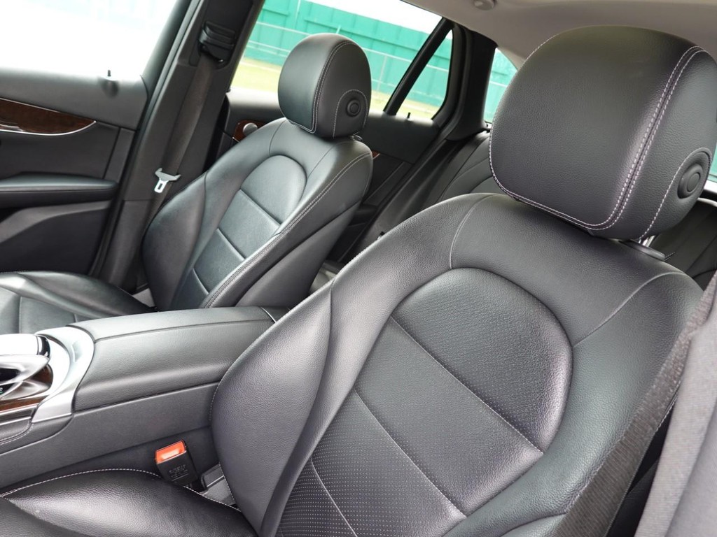 Mercedes-Benz GLC Vehicle Full-screen Gallery Image 16