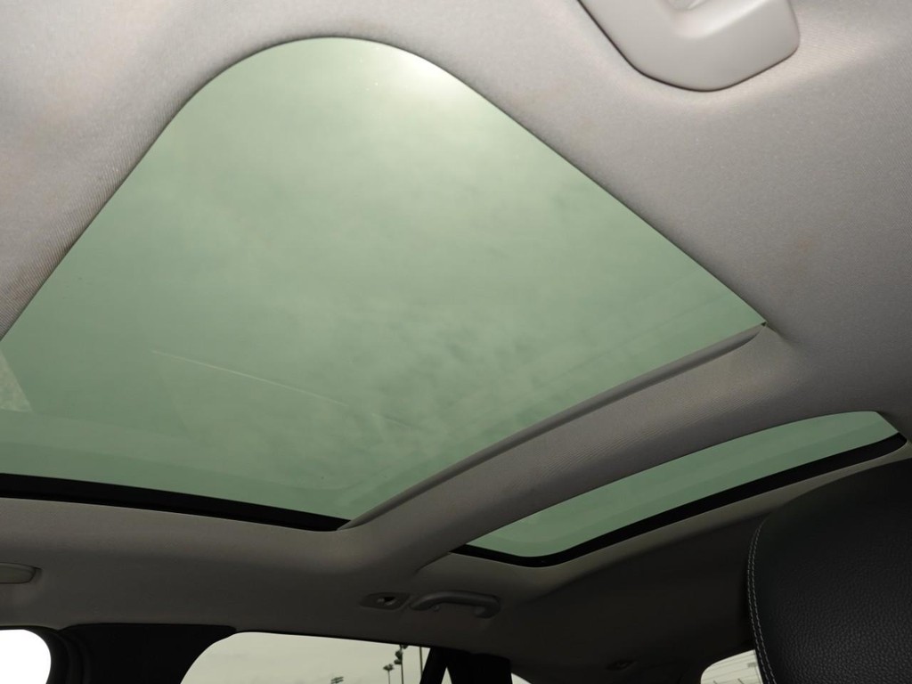 Mercedes-Benz GLC Vehicle Full-screen Gallery Image 17