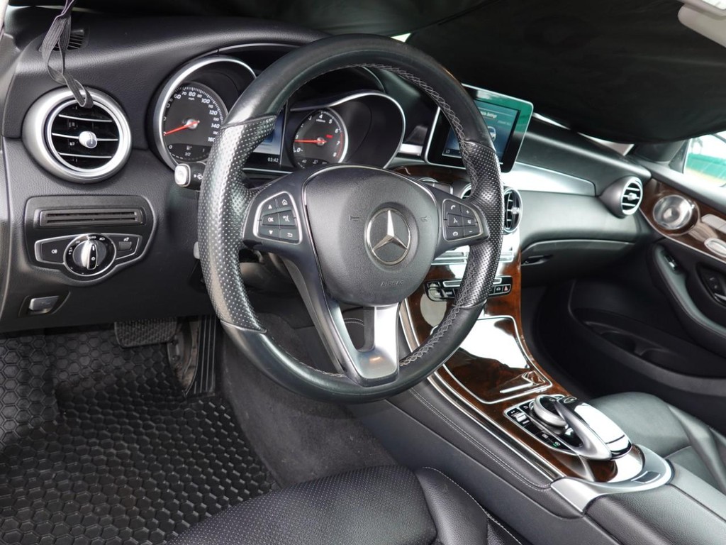 Mercedes-Benz GLC Vehicle Full-screen Gallery Image 18