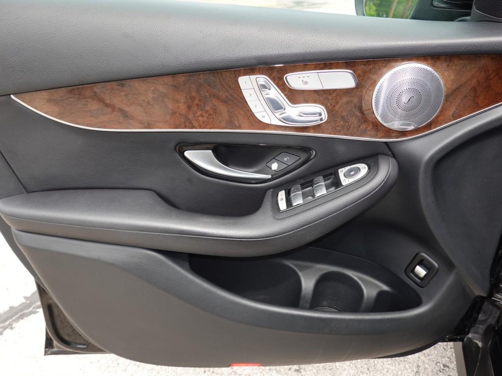 Mercedes-Benz GLC Vehicle Full-screen Gallery Image 19