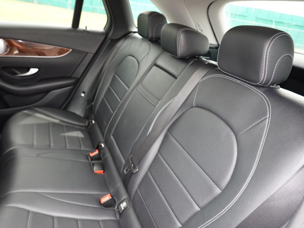 Mercedes-Benz GLC Vehicle Full-screen Gallery Image 20