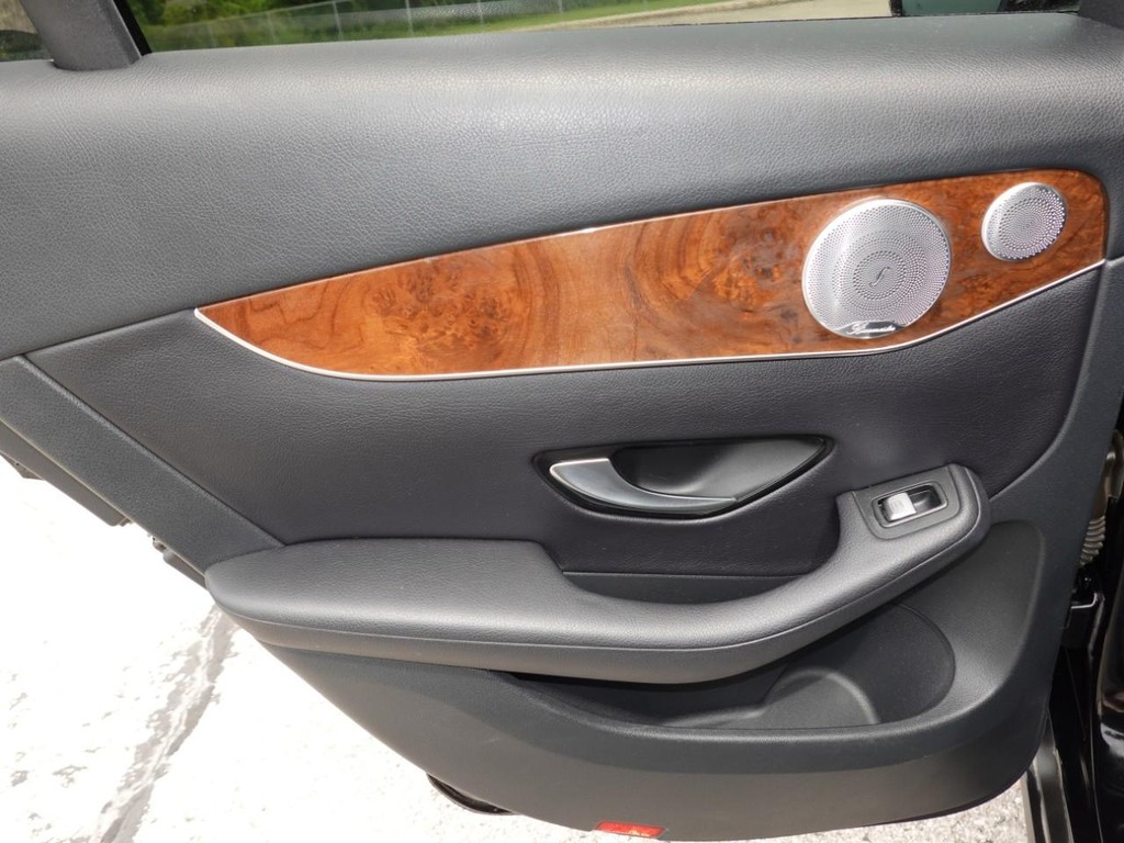 Mercedes-Benz GLC Vehicle Full-screen Gallery Image 21