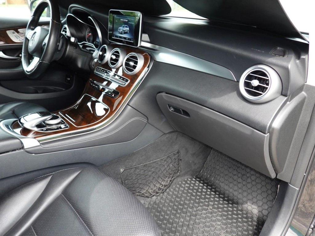 Mercedes-Benz GLC Vehicle Full-screen Gallery Image 22